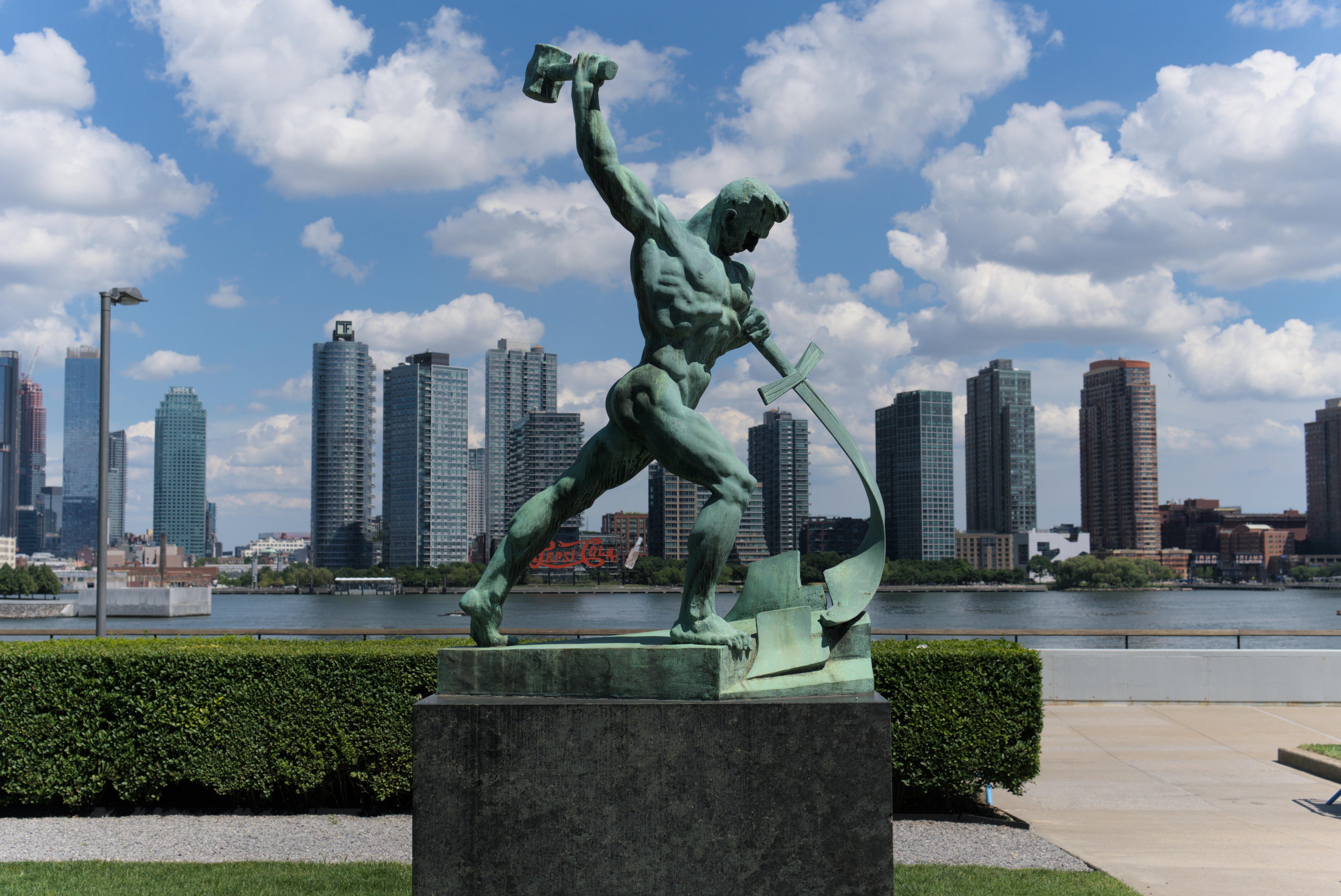 Vuchetich, Yevgeny_Let Us Beat Swords into Ploughshares