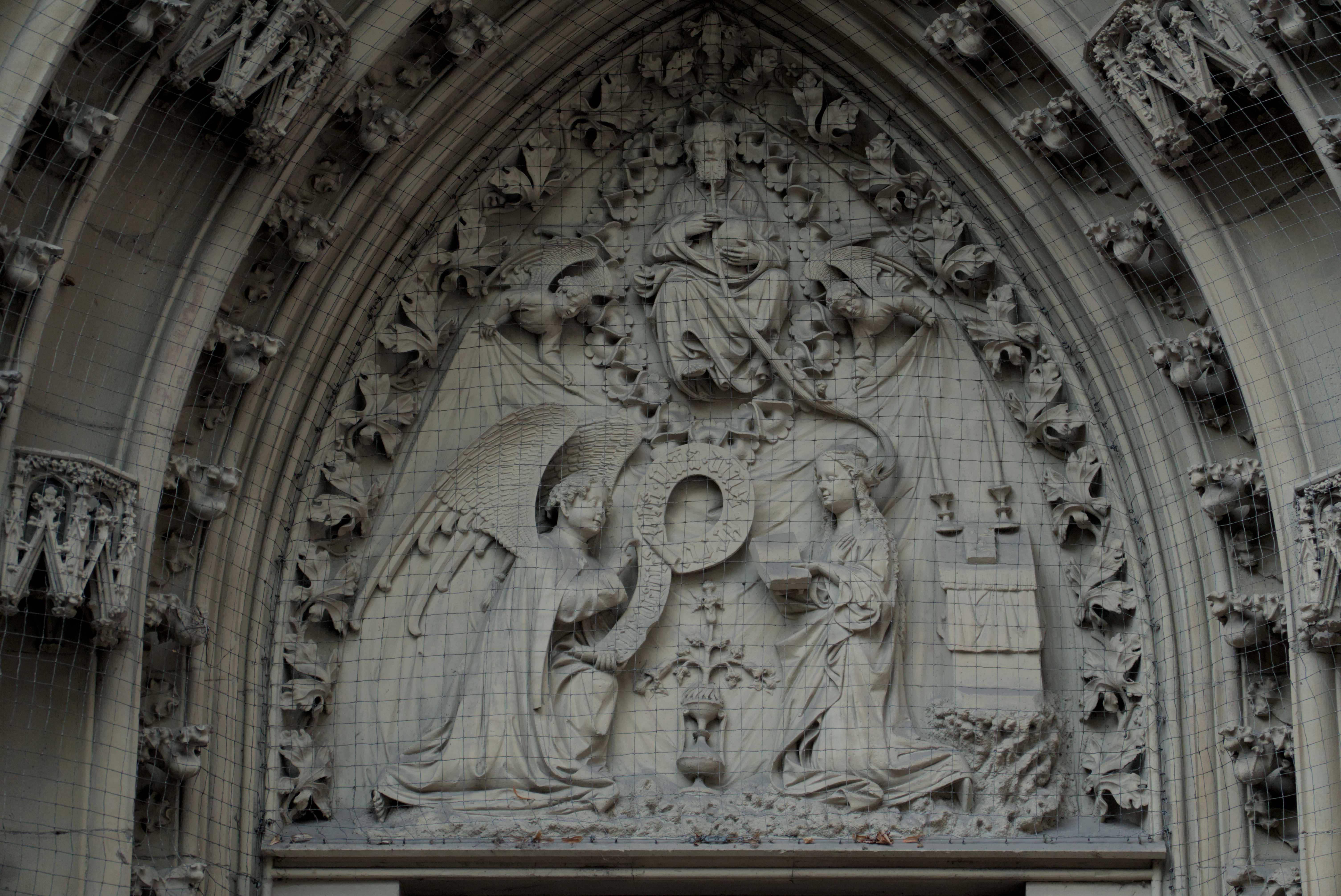 Annunciation tympanum, Marienkapelle